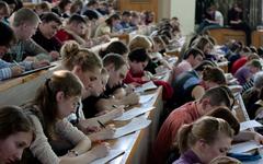На диктанте. Фото с сайта totaldict.ru