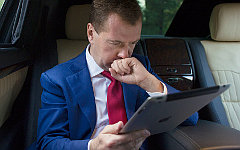 Дмитрий Медведев с iPad © РИА Новости, Сергей Гунеев