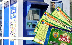 Продажа лотерейных билетов. Коллаж © KM.RU  