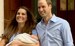 Кейт Миддлтон и принц Уильям с сыном. Фото пользователя Твиттер @BritishMonarchy