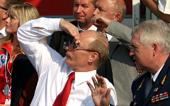 Владимир Путин на МАКС-2011. Фото с сайта aviasalon.com
