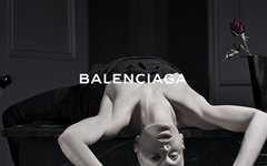 Кристен МакМенами. Фото с сайта balenciaga.com