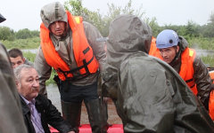 Спасатели помогают пострадавшим  при наводнении. Фото с сайта mchs.gov.ru
