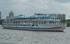 Теплоход «Михаил Танич». Фото с сайта bely-lebed.ru