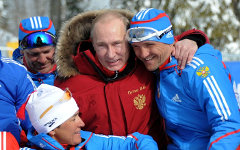 Владимир Путин (в центре) с российскими спортсменами. Фото с сайта kremlin.ru