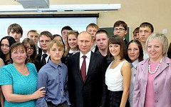 В.Путин с учениками СОШ №7 Курганской области. Фото с сайта kremlin.ru