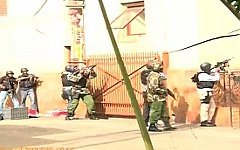 Силовики у здания торгового центра Westgate. Стоп-кадр с видео в YouTube