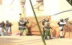 Силовики у здания торгового центра Westgate. Стоп-кадр с видео в YouTube