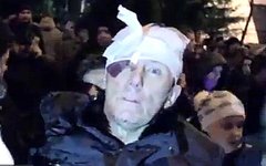 Юрий Луценко после избиения. Стоп-кадр с видео в YouTube