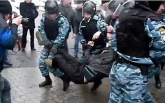 Задержание у Киевско-Святошинского суда. Стоп-кадр с видео в YouTube