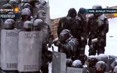 «Беркутовец» целится в протестующих. Кадр с видео Espreso.tv