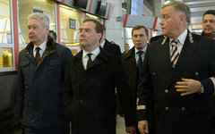 Дмитрий Медведев (в центре) на Курском вокзале © РИА Новости, Александр Астафьев