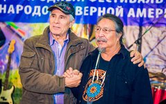 Гойко Митич и настоящий индеец. Фото предоставлено организаторами фестиваля