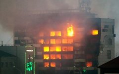 Горящий Дом печати во время КТО. Фото с сайта nac.gov.ru