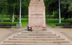 Обелиск на месте дуэли Пушкина. Фото Владимира Иванова с сайта wikimedia.org