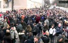 Собравшиеся у здания суда. Кадр прямой трансляции Newcaster.tv