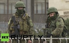 Военные у крымской Рады. Кадр телеканала Russia Today