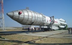 Ракета «Протон-М» перед установкой на стартовый стол. Фото с сайта wikimedia.org