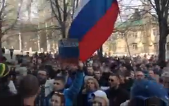 Пророссийские митингующие у здания СБУ в Донецке. Стоп-кадр видео c YouTube