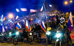 Празднование итогов референдума в Симферополе. Кадр Russia Today
