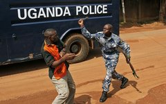 Угандский полицейский. Фото с сайта foreignpolicy.com