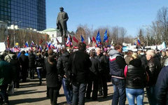 Пророссийский митинг в Донецке. Фото пользователя Twitter @citolis26