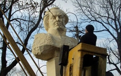 Демонтаж памятника Кутузову в Бродах. Фото с сайта vgolos.com.ua