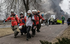 Сторонники оппозиции несут раненного в Киеве © РИА Новости, Андрей Стенин