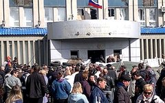 Протестующие у здания луганского СБУ. Фото с сайта 0642.ua