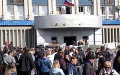 Протестующие у здания луганского СБУ. Фото с сайта 0642.ua