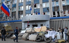 Баррикады вокруг здания СБУ в Луганске © РИА Новости, Юрий Стрельцов 