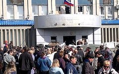 Протестующие у здания луганского СБУ. Фото с сайта 0642.ua