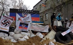 Баррикады у здания МВД в Славянске. Фото из Твиттера @oivshina