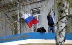 Флаг РФ на здании райотдела милиции в Славянске. Стоп-кадр с видео в YouTube