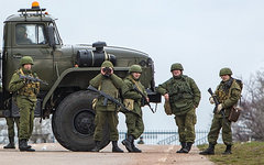 Блокпост на дороге к аэропорту «Бельбек» © РИА Новости, Андрей Стенин