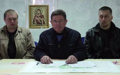 Анатолий Визир (в центре). Стоп-кадр с видео в YouTube