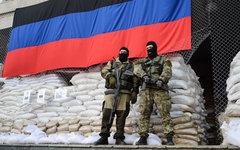 Вооруженные люди на баррикадах у здания городской администрации Славянска