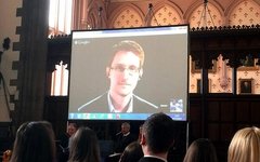 Церемония вступления Сноудена в должность ректора. Фото из Твиттера @andrewjhell