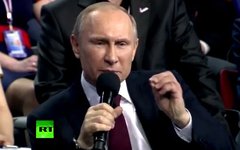 Владимир Путин на медиафоруме в Петербурге. Кадр телеканала Russia Today