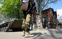 Ситуация у входа в здание СБУ в Славянске © РИА Новости, Михаил Воскресенский