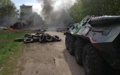Военные пытаются войти в Славянск через блокпост. Фото из Твиттера @smirnof3gs