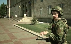 Чернявский перед зданием Черкасской ОГА. Стоп-кадр с видео в YouTube