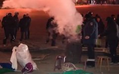 Правоохранители разбирают лагерь на площади Свободы. Стоп-кадр видео в YouTube 