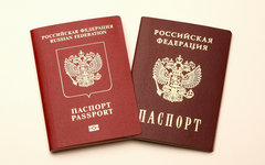Российский и заграничный паспорта © KM.RU, Алексей Белкин