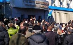 Штурм здания СБУ. Фото пользователя Твиттер @NOVORUSSIA2014