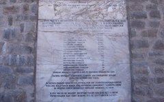 Мемориальная доска на воротах Маутхаузена. Фото с сайта wikimedia.org 