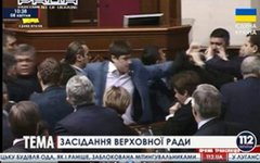 Драка депутатов во время заседания в Раде. Кадр телеканала «112 Украина»