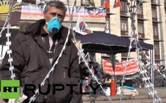 Горожане у здания Донецкой ОГА. Кадр телеканала Russia Today