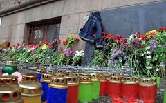 Цветы и свечи у Дома профсоюзов в Одессе. Фото с сайта timer.od.ua