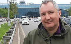 Дмитрий Рогозин в аэропорту Домодедово. Фото с официального Twitter